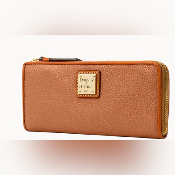 Pebble Grain Zip Clutch Wristlet